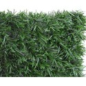 Gros plan des brins en PVC vert thuya de la haie artificielle Lux-2R avec 140 brins par mètre