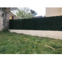 Haie artificielle 243 brins posée dans un jardin privé avec mur de clôture en béton brut