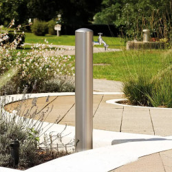 Fontaine robinet extérieur Rondo grise dans un jardin