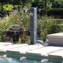 Fontaine robinet extérieur effet granit gris clair bassin