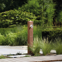 Fontaine robinet extérieur effet bois foncé
