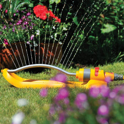Arroseur oscillant gros plan pendant l'utilisation
