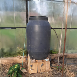 Cuve utilisée comme réserve d’eau pour le système d’arrosage goutte à goutte Iriso dans une serre