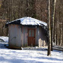 Film plastique noir 150 microns installé provisoirement sur le toit d’une cabane pour l’isoler de la neige