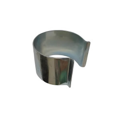 Clips de fixation ronds en acier galvanisé Les clips de fixation ronds permettent une bonne fixation de la bâche pour serre sur les arceaux, portes et pignons de votre serre tunnel ou de votre tunnel agricole.  Ces clips de fixation sont vendus par sachet de 10, 15 ou 25. Les clips pour serre sont en acier galvanisé traité, un matériau très résistant à la corrosion. Clips de fixation ronds disponibles dans 4 tailles Ø25 : longueur 40mm  Ø32 : longueur 30mm  Ø40 : longueur 20mm  Ø50 : longueur 20mm Ø60 : longueur 40mmCaractéristiques des clips de fixation Matière : acier galvanisé Forme : ronde Taille : 5 tailles au choix Conditionnement : en lotNotre conseil pour poser les clips de fixation Pour une bonne fixation, il est recommandé de mettre un clip pour serre tous les 30-40 cm sur le tube. 