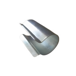 Clip acier galvanisé en vue inclinée – idéal pour maintenir bâche ou film plastique sur armature