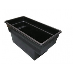 Vue latérale du bassin préformé Quadra 1500 L, grand modèle rectangulaire en plastique.