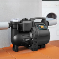 Station de pompage Gardena 3500/4 installée à l’intérieur, raccordée à un réseau d’alimentation pour usage domestique.