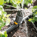 Asperseur réglable Hozelock Easy Drip diffusant des jets fins autour des plantes potagères à partir d’un tuyau flexible.