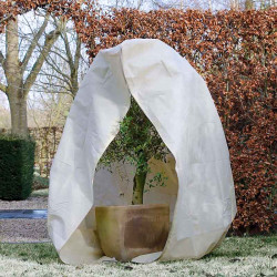 Housse d'hivernage beige 70 g/m² avec cordelette de serrage et fermeture zippée – ouverture frontale montrant un olivier