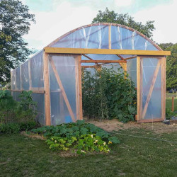 Serre tunnel en bois recouverte de bâche thermique incolore Plasticlair 200 microns – culture de légumes