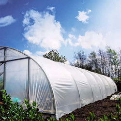Serre tunnel recouverte de bâche de pignon thermique Plasticlair 200 µ – haute résistance aux UV et à la déchirure