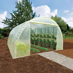 Serre de jardin recouverte d’une bâche diffusante jaune 200 microns – culture maraîchère protégée