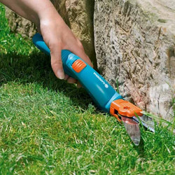 Cisaille Gardena Classic utilisée verticalement pour tailler l’herbe contre une bordure – lames orientables à 360°