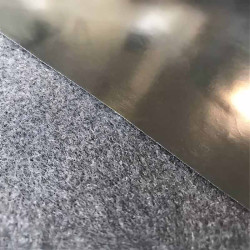 Géotextile gris 300 g/m² en contact avec une membrane d’étanchéité de bassin