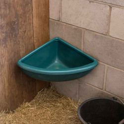 Mangeoire d’angle 22 L installée dans un coin de box pour chevaux, fixation sur murs en bois et béton