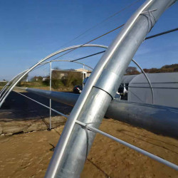 Application du ruban isolant thermique sur un arceau métallique de serre tunnel pour éviter les déperditions et protéger la bâch