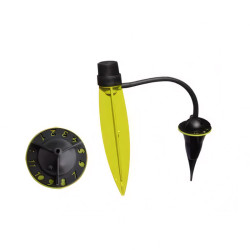 Système d’arrosage goutte-à-goutte Iriso composé d’un piquet jaune avec molette de réglage et d’un tuyau connecté à un goutteur 