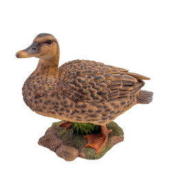 Vue latérale complète de la cane GM brune en résine, posée sur un socle imitant l’herbe et la pierre.