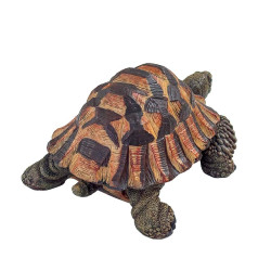 Tortue en résine vue de l’arrière gauche, avec une perspective sur les pattes rugueuses et la forme bombée de la carapace.