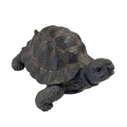 Tortue en résine de couleur marron foncé vue de trois quarts, tête relevée et carapace texturée aux motifs circulaires.