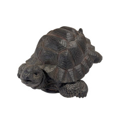 Tortue en résine orientée vers la gauche, avec sa tête et ses pattes avant bien dégagées.