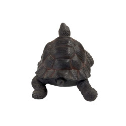 Tortue en résine de couleur marron foncé vue de trois quarts, tête relevée et carapace texturée aux motifs circulaires.