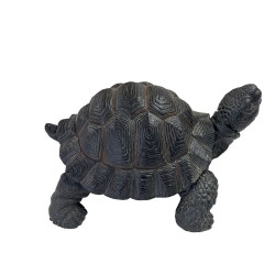 Tortue marron en résine vue de dos et légèrement de côté, la tête tournée vers l’arrière, offrant un aperçu complet du relief de