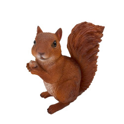 Vue de trois quarts avant de la figurine d’un écureuil tenant une noisette, avec regard expressif et détails réalistes du pelage