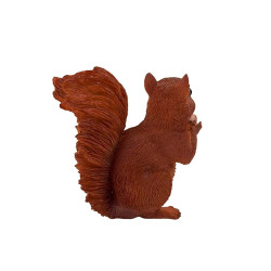Vue arrière droite d’une figurine d’écureuil brun, montrant sa grande queue recourbée et son profil droit.