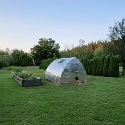 serre de jardin en polycarbonate avec une fenêtre de toit