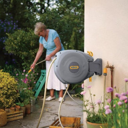 pose murale du dévidoir automatique pour tuyau de jardin