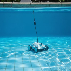 Nettoyage sous l'eau d'une piscine par le robotclean 1