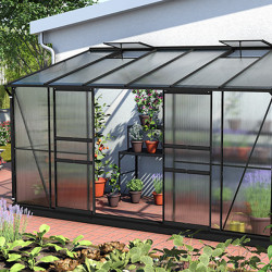 Espace de culture abrité contre gel et vents avec panneaux polycarbonate anti‑UV pour potager en appentis