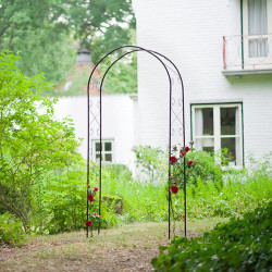 Arche en acier galvanisé à l'entrée d'une allée en gravier