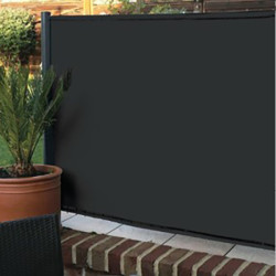 Brise-vue noir posé sur grillage de jardin avec fixation haut et bas