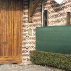 Brise-vue vert en HDPE anti-UV 200 g/m&sup2; install&eacute; sur cl&ocirc;ture de jardin pour pr&eacute;server l&rsquo;intimit&eacute;