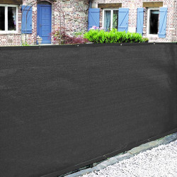 Brise vue occultant noir sur grillage dans un jardin