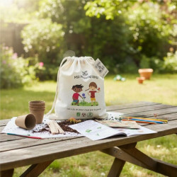 Pots biodégradables pour semis avec batônnets et guide jardinage pour enfant sur une table