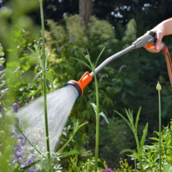 Arrosage de fleurs avec une lance d'arrosage Gardena.