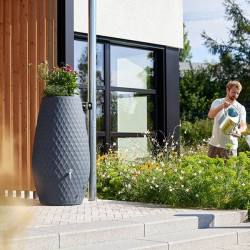 Réservoir d'eau de pluie 2en1 Triagon 230 L gris graphite en situation