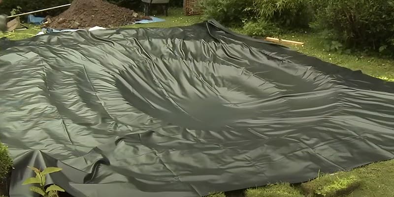 Déploiement de la bâche souple dans le bassin vide