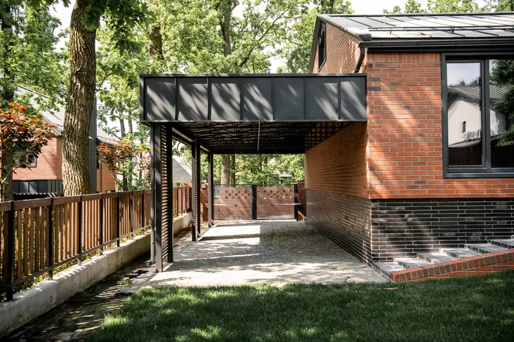 Carport brique moderne dans une résidence