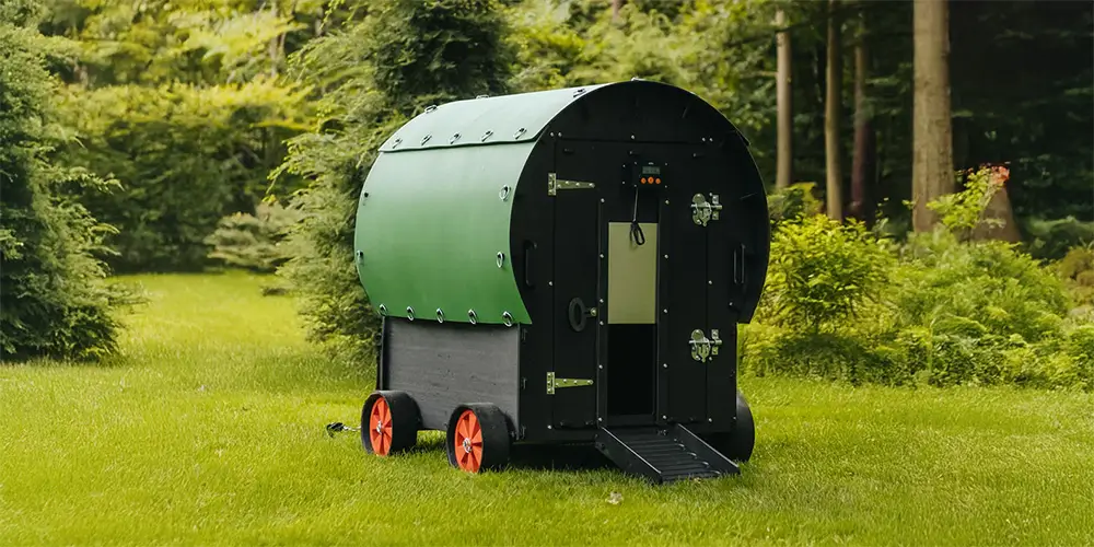 Nestera wagon dans un jardin et des sapin en arrière plan