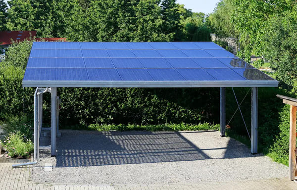 carport double avec des panneaux solaire