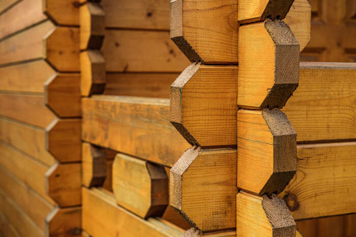 Assemblage en angle de madriers en bois massif sur un abri de jardin