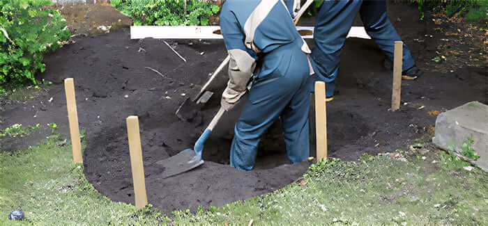 Excavation du sol pour installer un bassin rigide avec des outils de jardinage