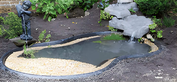 Aménagement et décoration autour d’un bassin préformé avec plantes et galets