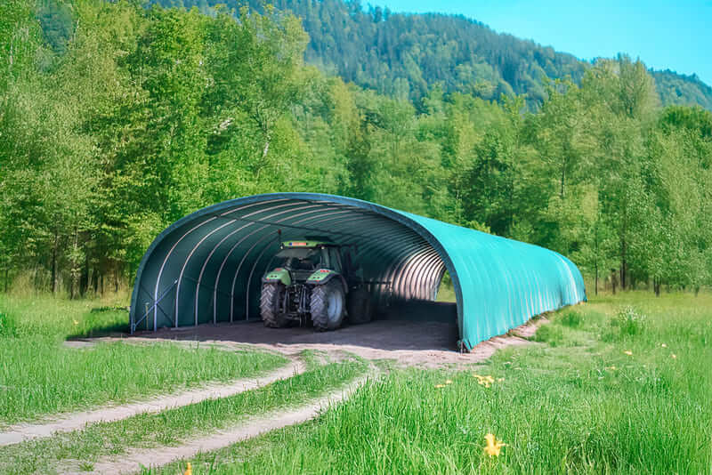 Abri tunnel pour tracteur installé en zone montagneuse dans le Jura