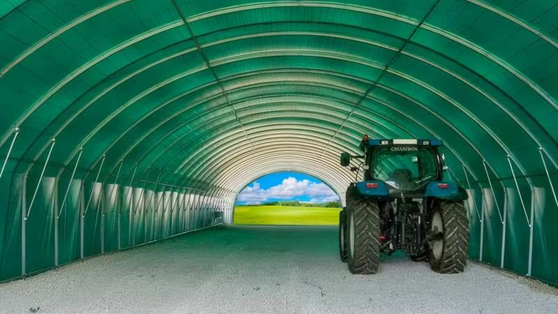Intérieur d’un abri tunnel pour tracteur avec bâche 640 g/m²